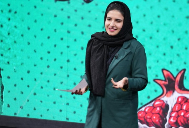 نیوشا امیری: زبان مادریام، دستهای مامان بود نیوشا امیری: زبان مادریام، دستهای مامان بود
