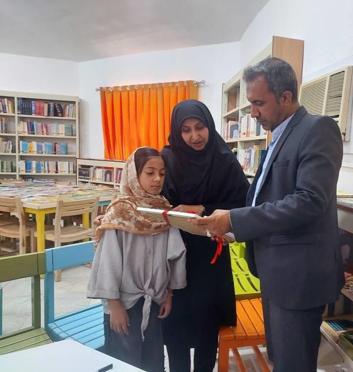 «زینب»، آغازگر بورسیۀ «کانون زبان ایران» برای «جزیرهٔ هرمز» «زینب»، آغازگر بورسیۀ «کانون زبان ایران» برای «جزیرهٔ هرمز»