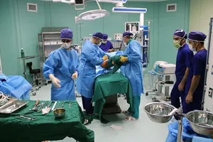 جراح اراکی، مصدومان جنگی را رایگان درمان می‌کند