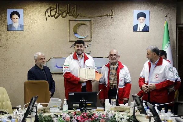 نیکوکار گیلانی 27 مغازه به ارزش 700 میلیارد تومان را به هلال احمر اهدا کرد