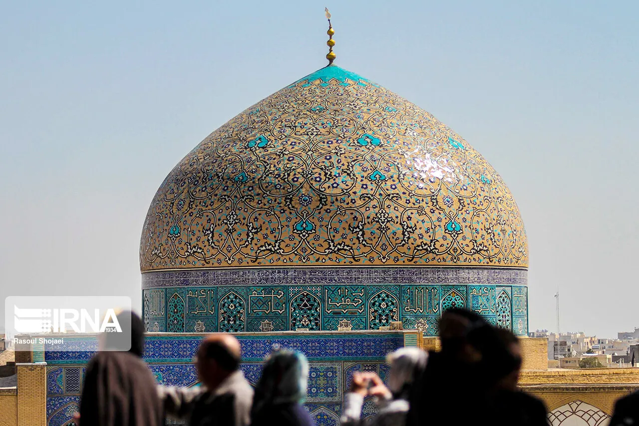 ۲۰ میلیارد ریال از کمک نیکوکاران برای تکمیل مرمت یکی از ترک‌های گنبد مسجد شیخ لطف‌الله اصفهان اختصاص یافته است؛ عملیاتی که پس از جداسازی کاشی‌های این بخش در سال گذشته، اکنون به مرحله نصب قطعات مرمت‌شده رسیده است.
