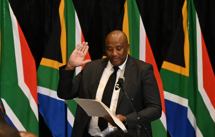 وزیر ورزش آفریقای جنوبی، حقوق سالانه خود را به یک خیریه اختصاص داد